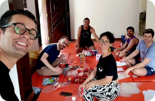 Oficina de montagem de brindes para o dia das crianças em 2023.